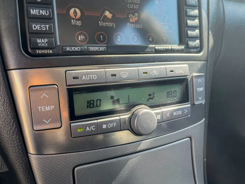 Toyota Avensis 1.8i КОЖА! НАВИГАЦИЯ! КРУИЗ!, снимка 10 - Автомобили и джипове - 52333896