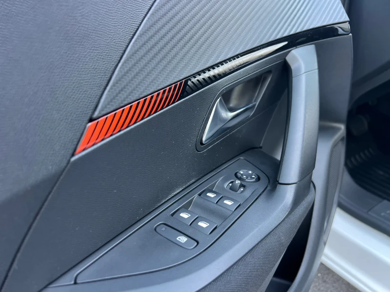 Peugeot 2008 1.2i АВТОМАТ EAT8, снимка 15 - Автомобили и джипове - 52033057