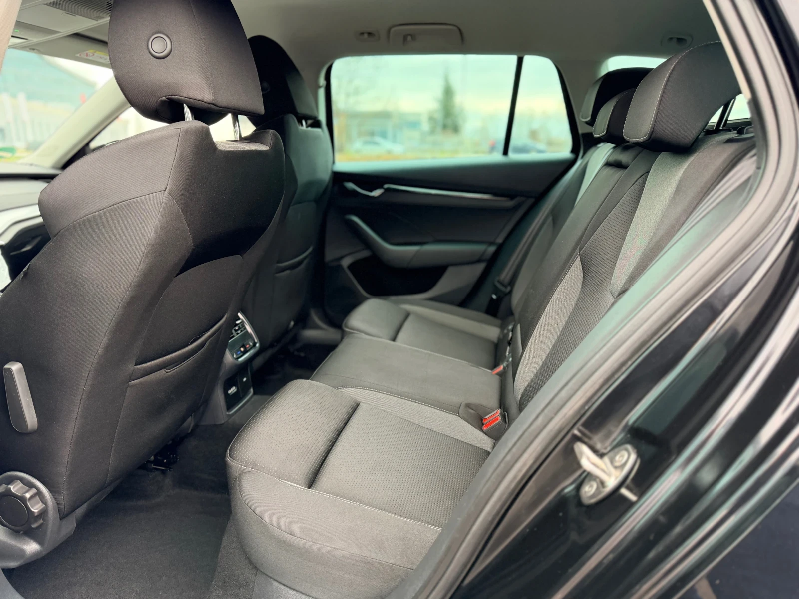 Skoda Octavia 2.0TDi-Лизинг през Уникредит , снимка 15 - Автомобили и джипове - 53537822