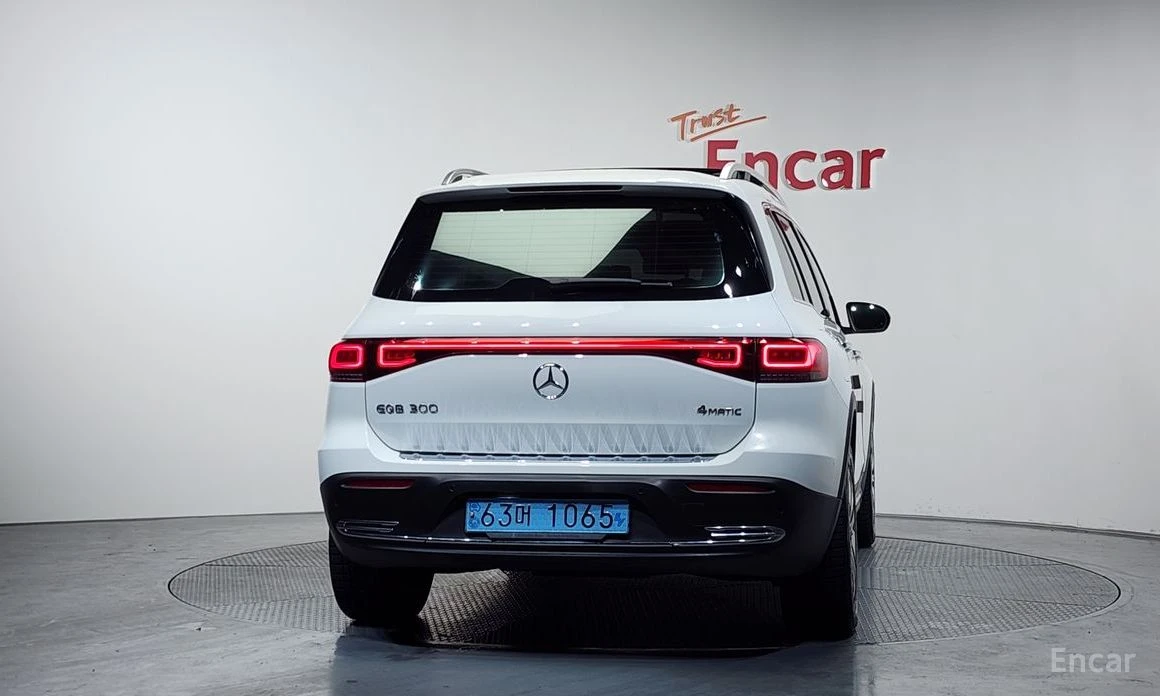 Mercedes-Benz EQB * EQB300* 4MATIC* КОЖА* ПОДГРЕВ* ПАНОРАМА* KEYLESS, снимка 4 - Автомобили и джипове - 54060752