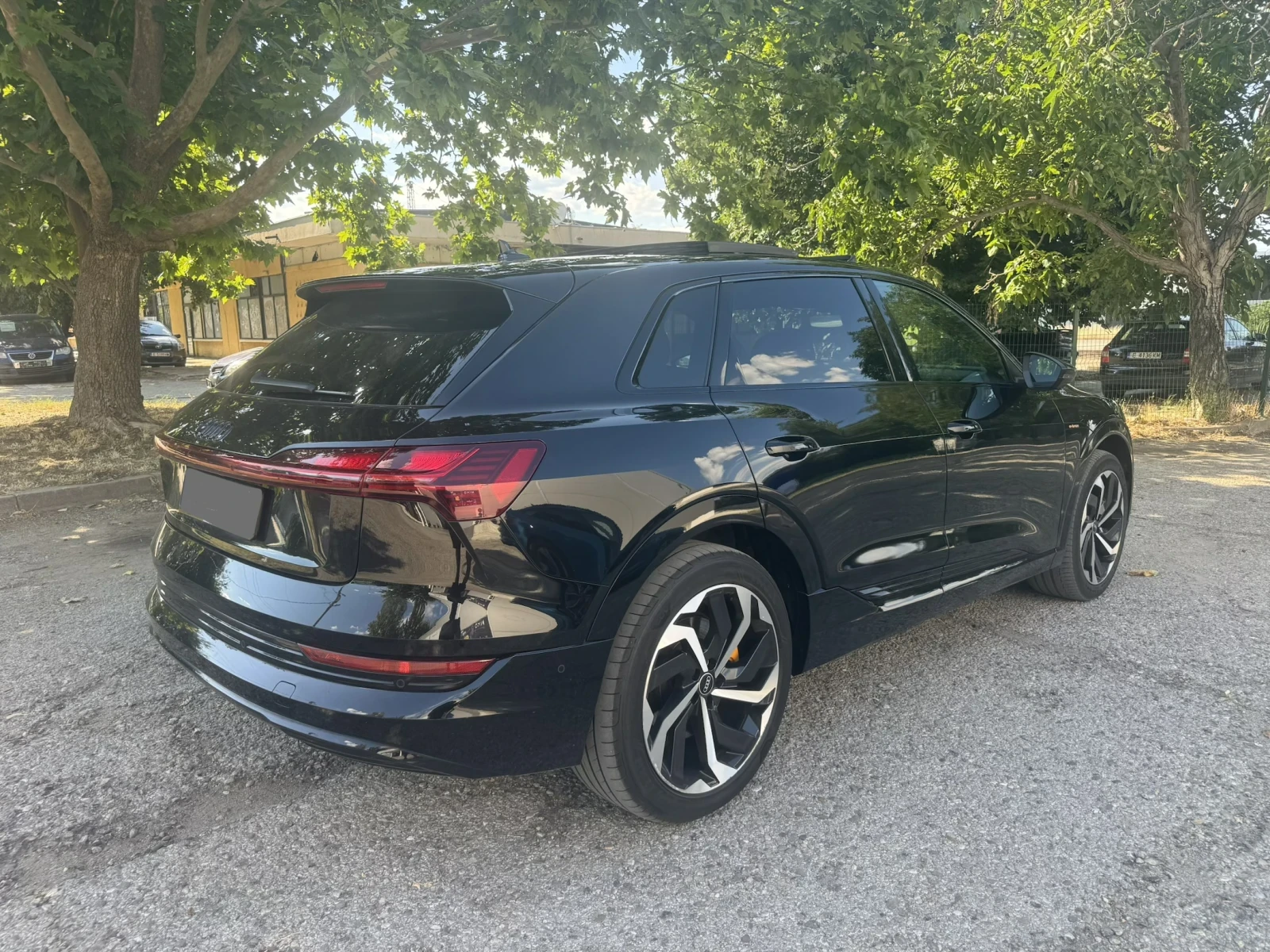 Audi E-Tron * 95kWh* B&O* 360* ПАНО* DIS* SHADOW LINE 91% SOH, снимка 7 - Автомобили и джипове - 55286826