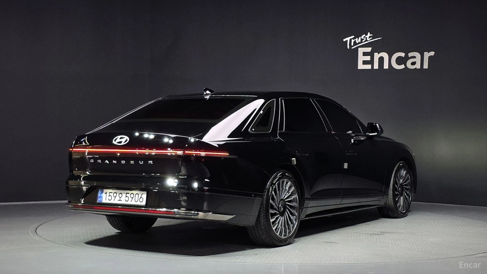 Hyundai Grandeur 3.5* Calligraphy* МАСАЖИ* ПОДГР* ОБДУХВ* 360* HUD*, снимка 2 - Автомобили и джипове - 55680079