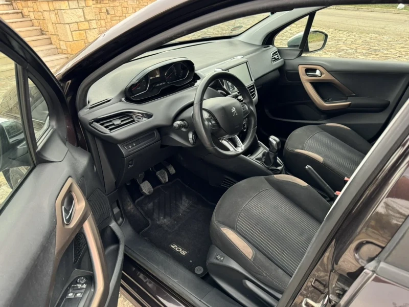 Peugeot 208 1.2i, снимка 10 - Автомобили и джипове - 47527873