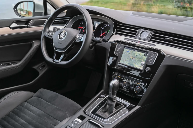 VW Passat 2.0TDI* HighLine* КАМЕРА* АСС* LaserLED* Germany, снимка 9 - Автомобили и джипове - 47977587