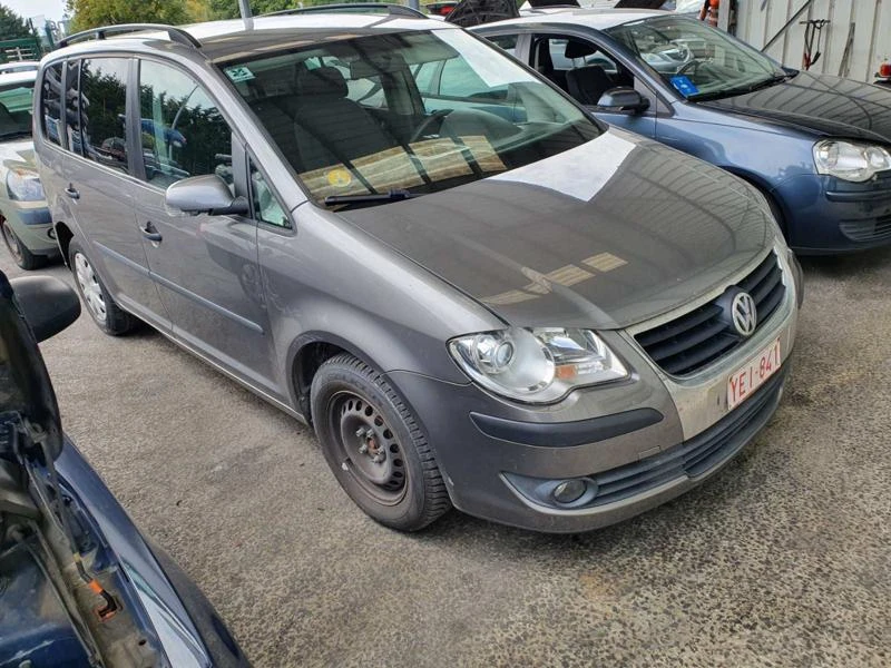 VW Touran 1.9 TDi, снимка 2 - Автомобили и джипове - 30101953