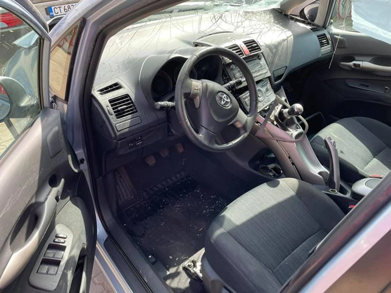 Toyota Auris 1.6, снимка 4 - Автомобили и джипове - 41990922