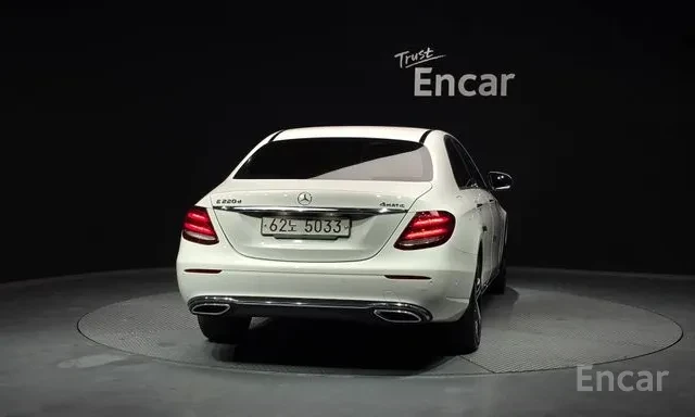 Mercedes-Benz E 220 D * AMG LINE * HEAD UP * ПАНОРАМА * , снимка 4 - Автомобили и джипове - 55392389