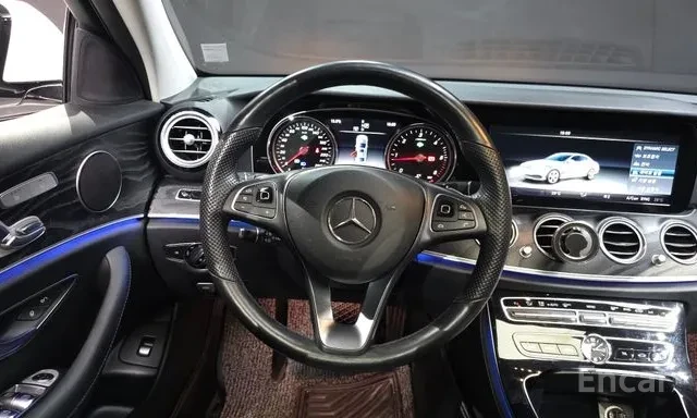 Mercedes-Benz E 220 D * AMG LINE * HEAD UP * ПАНОРАМА * , снимка 6 - Автомобили и джипове - 55392389