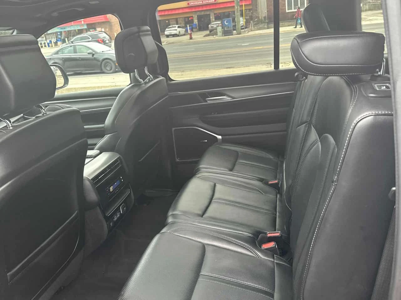 Jeep Grand Wagoneer Series II Carbide  CARFAX, снимка 13 - Автомобили и джипове - 53985963