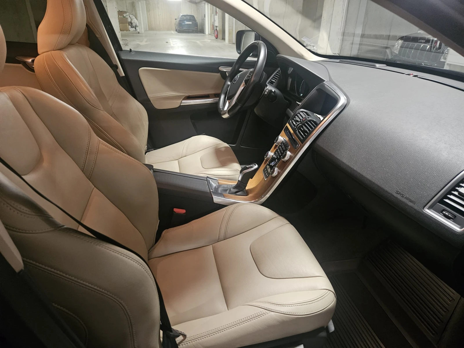 Volvo XC60 D4, снимка 2 - Автомобили и джипове - 55311577