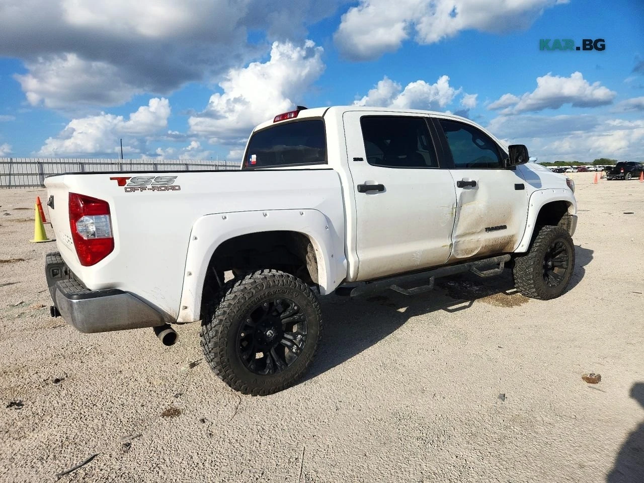 Toyota Tundra 5.7 SR5 AWD* DISTRONIC* CAMERA* , снимка 3 - Автомобили и джипове - 56739621