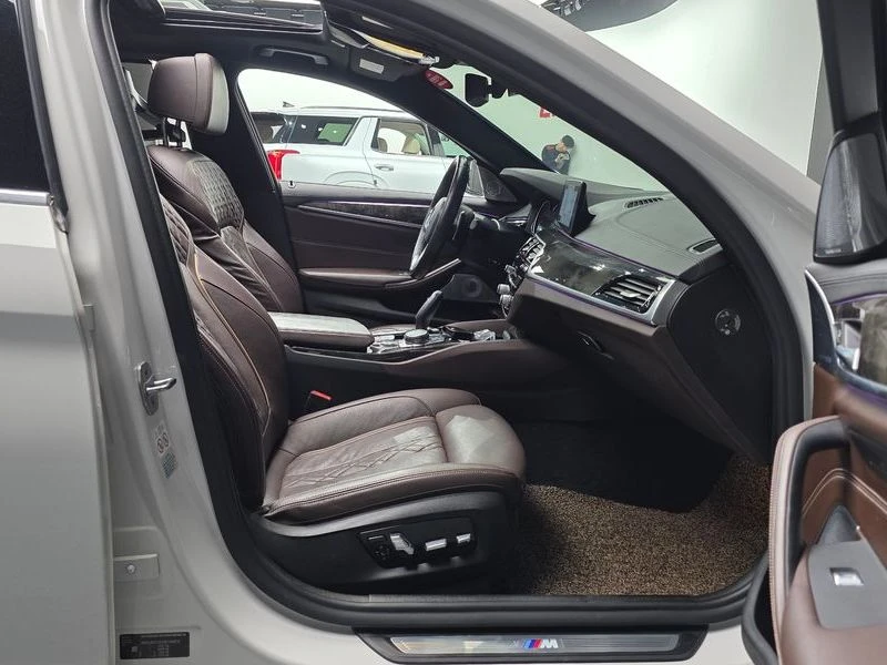 BMW 540 540i xDrive M Sport Plus| 335к.с.| ВКЛ.ТЕХНОТЕСТ, снимка 11 - Автомобили и джипове - 55441560