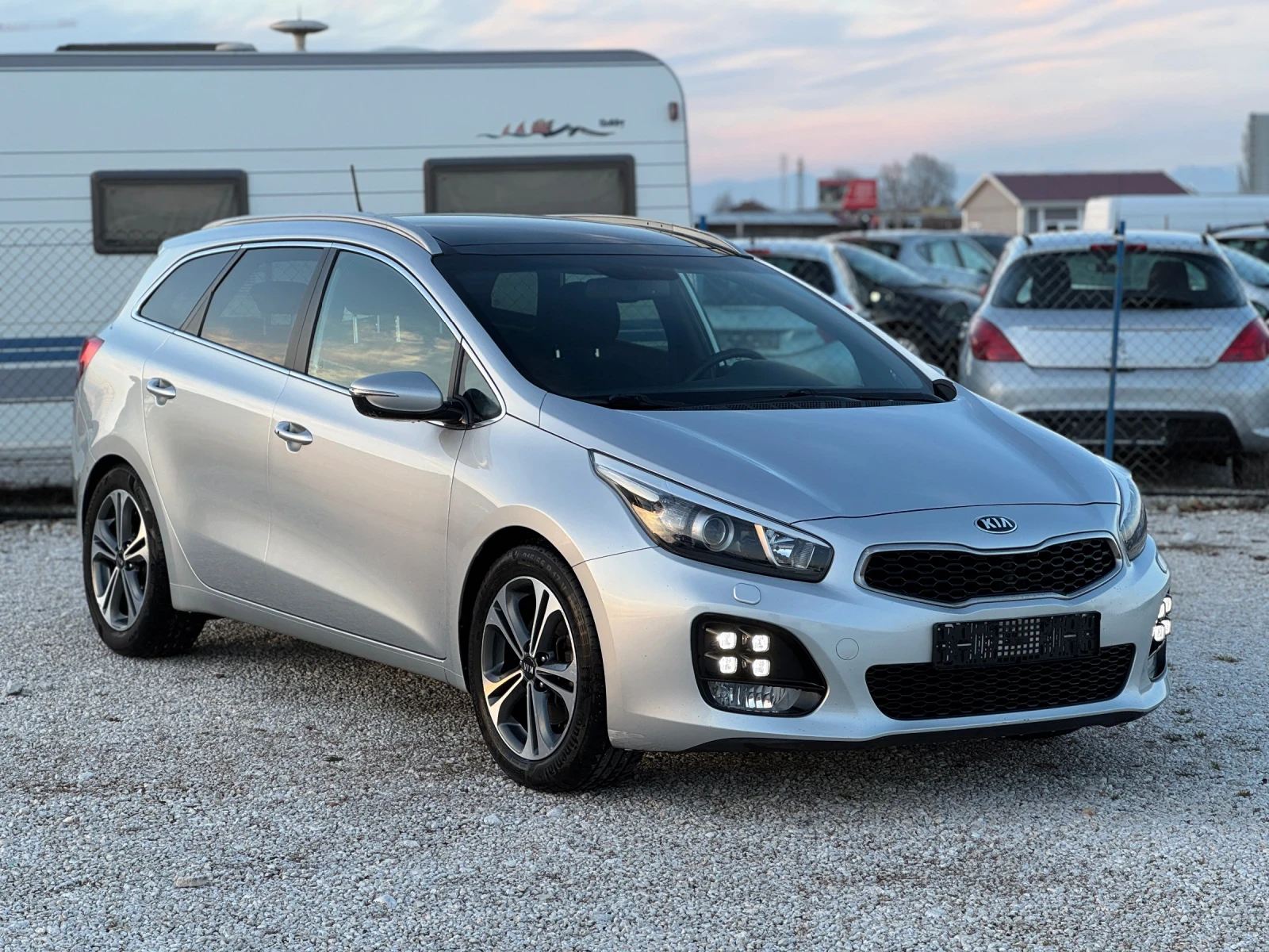 Kia Ceed 1.6 CRDI GT-Line Panorama Full!, снимка 6 - Автомобили и джипове - 53833177