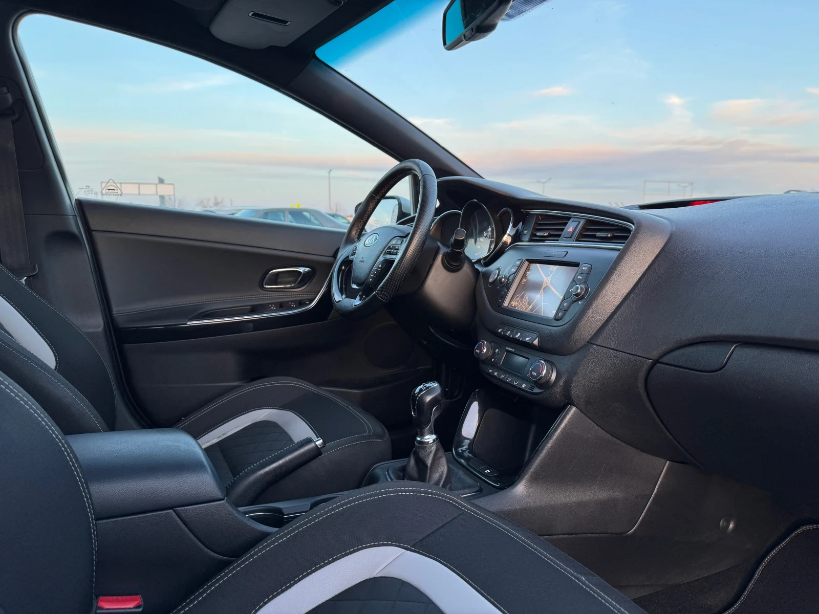 Kia Ceed 1.6 CRDI GT-Line Panorama Full!, снимка 12 - Автомобили и джипове - 53833177