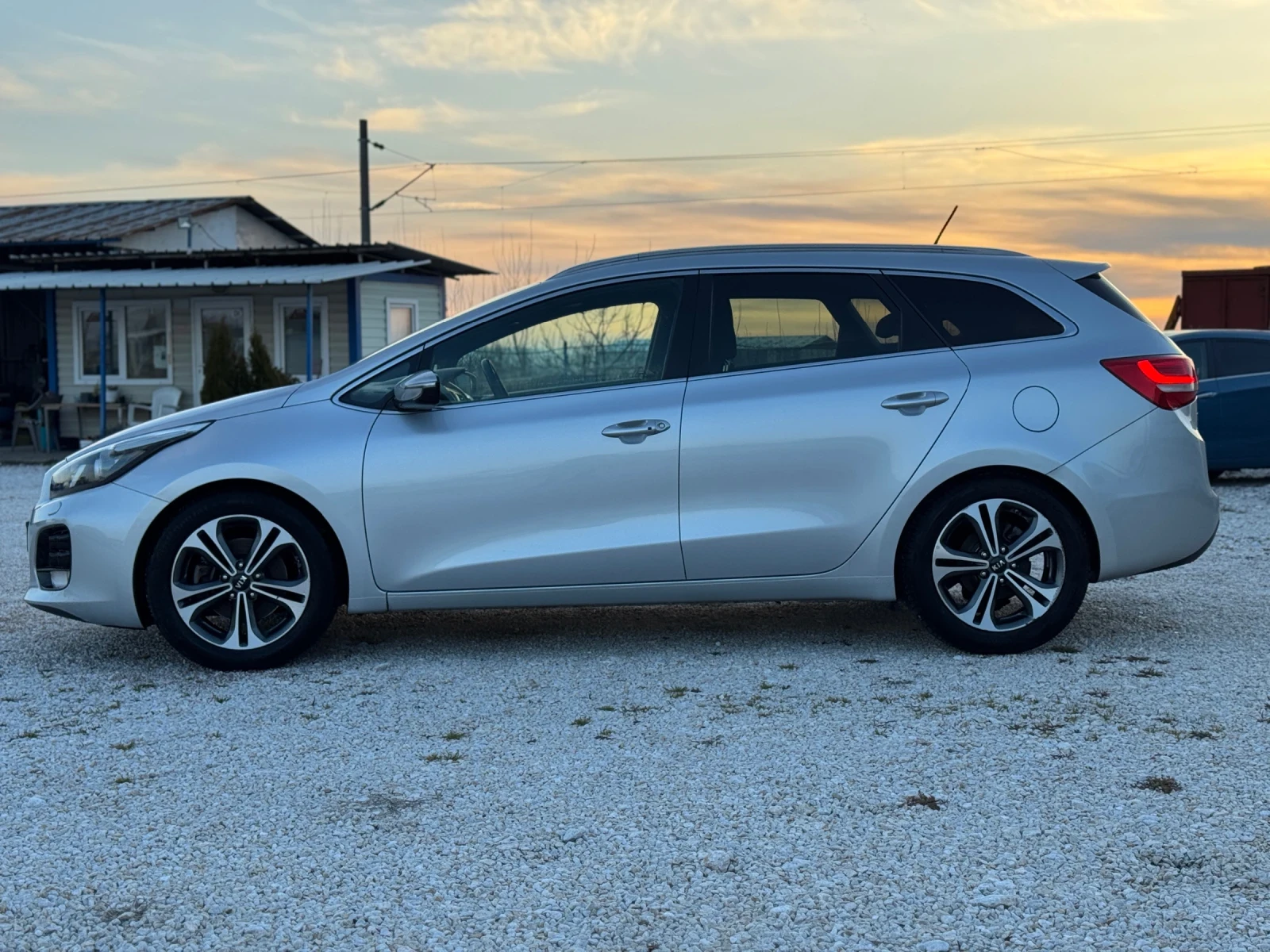 Kia Ceed 1.6 CRDI GT-Line Panorama Full!, снимка 2 - Автомобили и джипове - 53833177