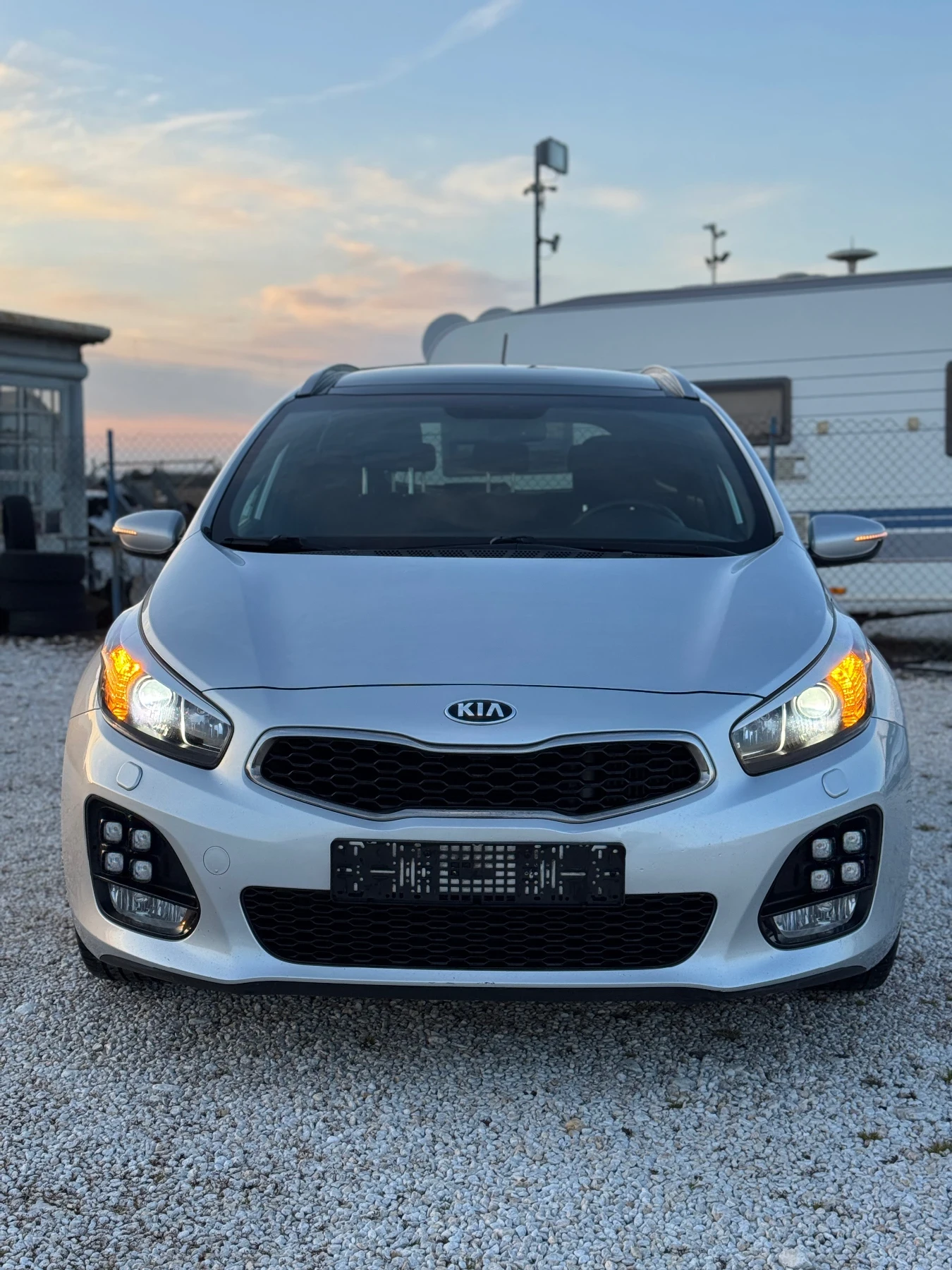 Kia Ceed 1.6 CRDI GT-Line Panorama Full!, снимка 7 - Автомобили и джипове - 53833177