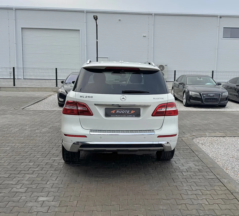 Mercedes-Benz ML 250 CDi AMG Pack * Premium* Подгрев/Keyless/Камера, снимка 5 - Автомобили и джипове - 52673327