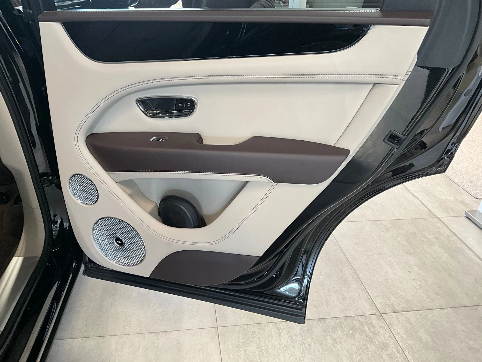 Bentley Bentayga V8 S/ BLACKLINE/ NAIM/ PANO/ LIFT/ 360/ TV/ 22/ | Mobile.bg   13