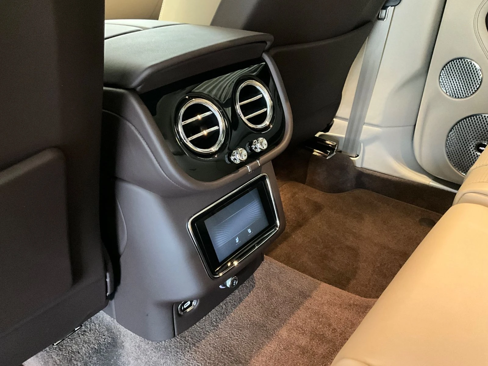 Bentley Bentayga V8 S/ BLACKLINE/ NAIM/ PANO/ LIFT/ 360/ TV/ 22/ | Mobile.bg   15