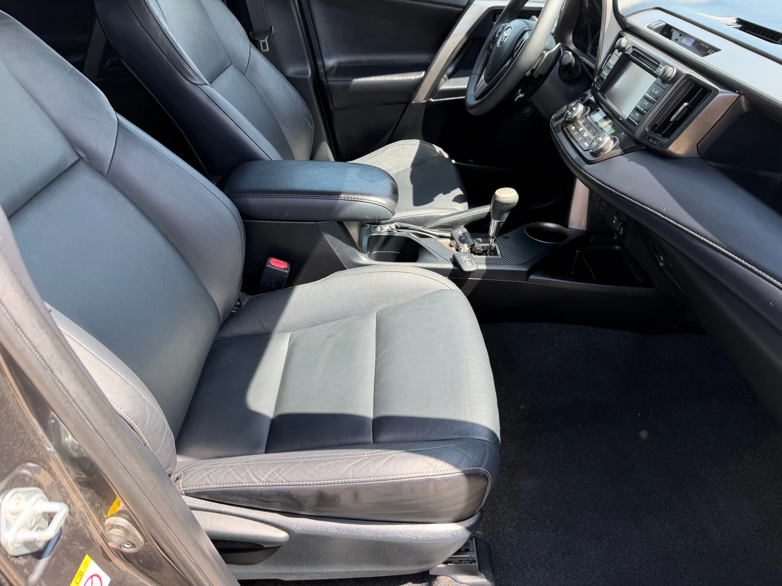 Toyota Rav4 2.2 D4D, снимка 11 - Автомобили и джипове - 54332010