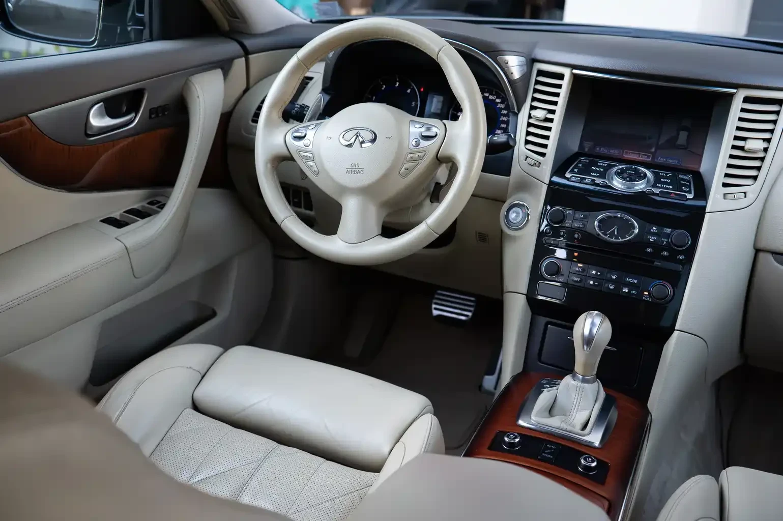 Infiniti QX70 3.0dS * ЕДИН СОБСТВЕНИК * РЕАЛЕН ПРОБЕГ, снимка 10 - Автомобили и джипове - 54477137