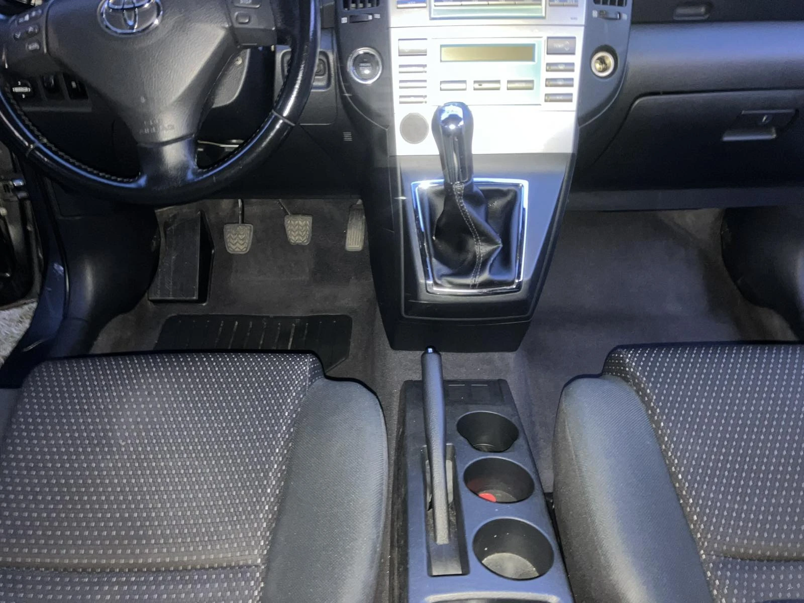 Toyota Corolla verso 2.2 D-4D (136 Hp) DPF, снимка 8 - Автомобили и джипове - 55105864
