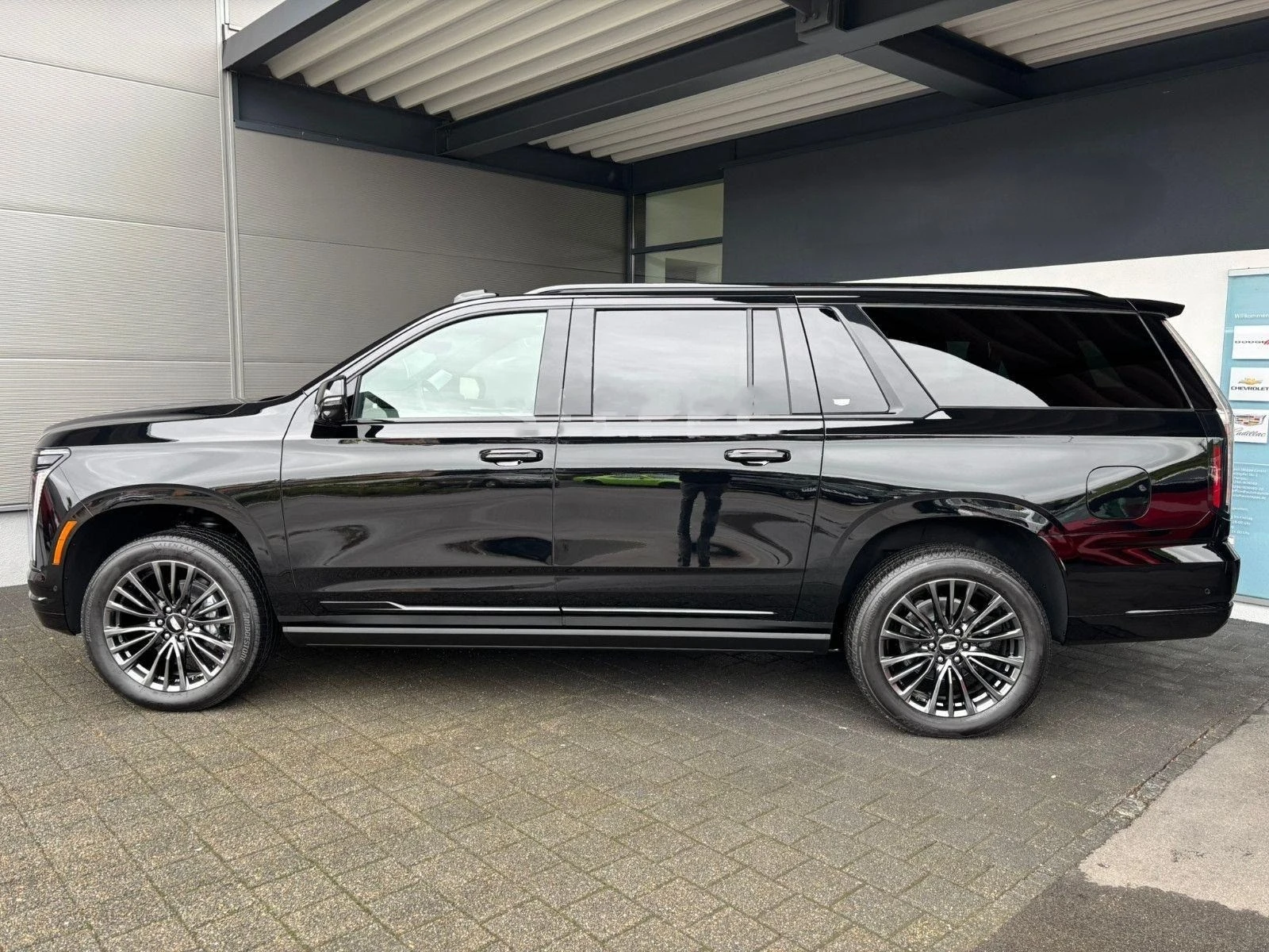 Cadillac Escalade 6.2 V8/LONG/NEW MODEL/S PLATINUM/EXECUTIVE LOUNGE/ - изображение 3