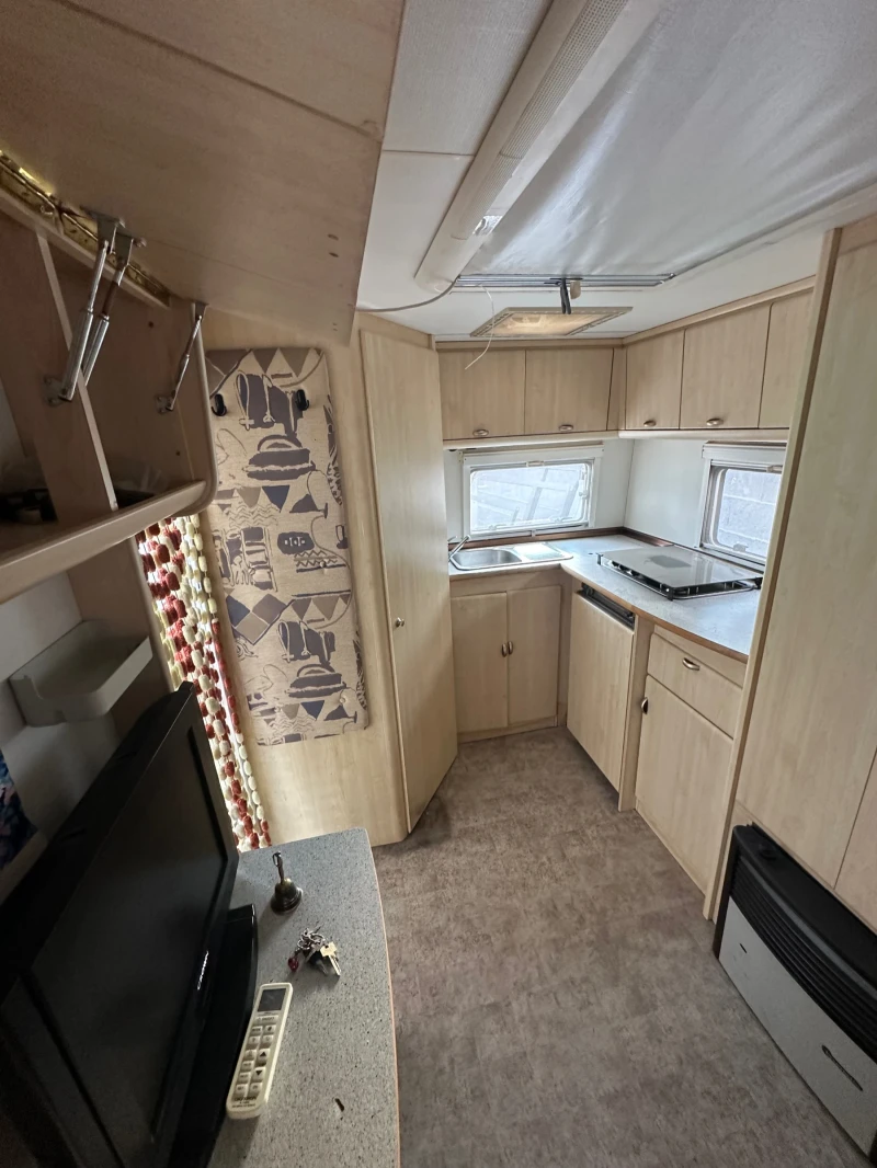 Каравана Burstner 4261, снимка 10 - Каравани и кемпери - 52712793