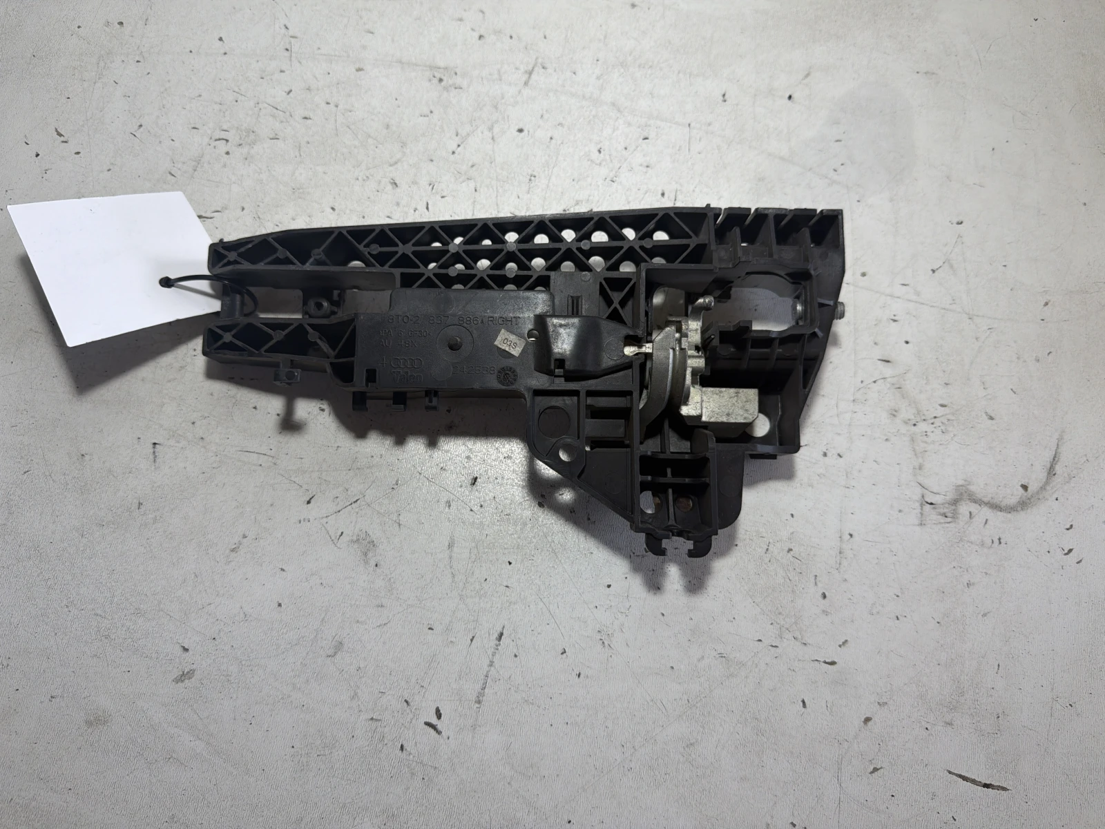 основа дръжка дясна 8T0837886A Audi A4