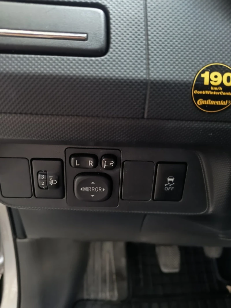 Toyota Auris 1.4D4D, снимка 12 - Автомобили и джипове - 51250643