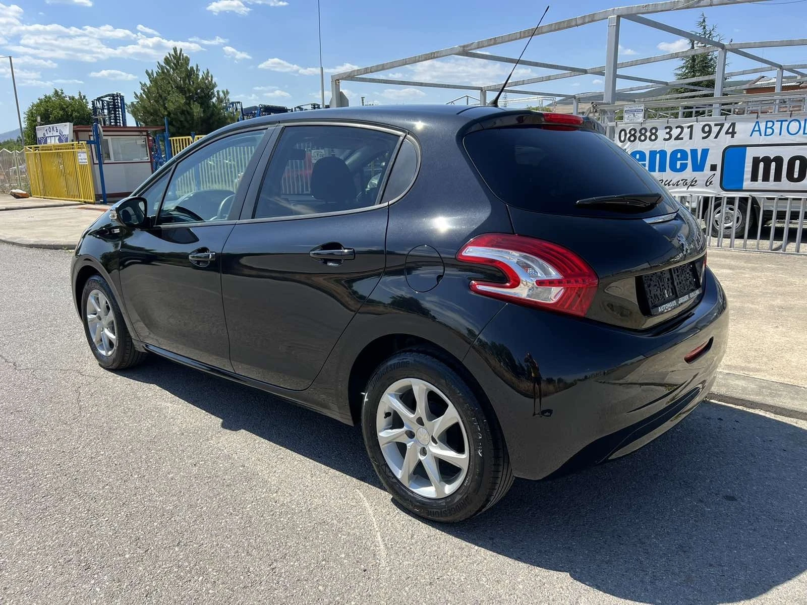 Peugeot 208 1.2 - изображение 5