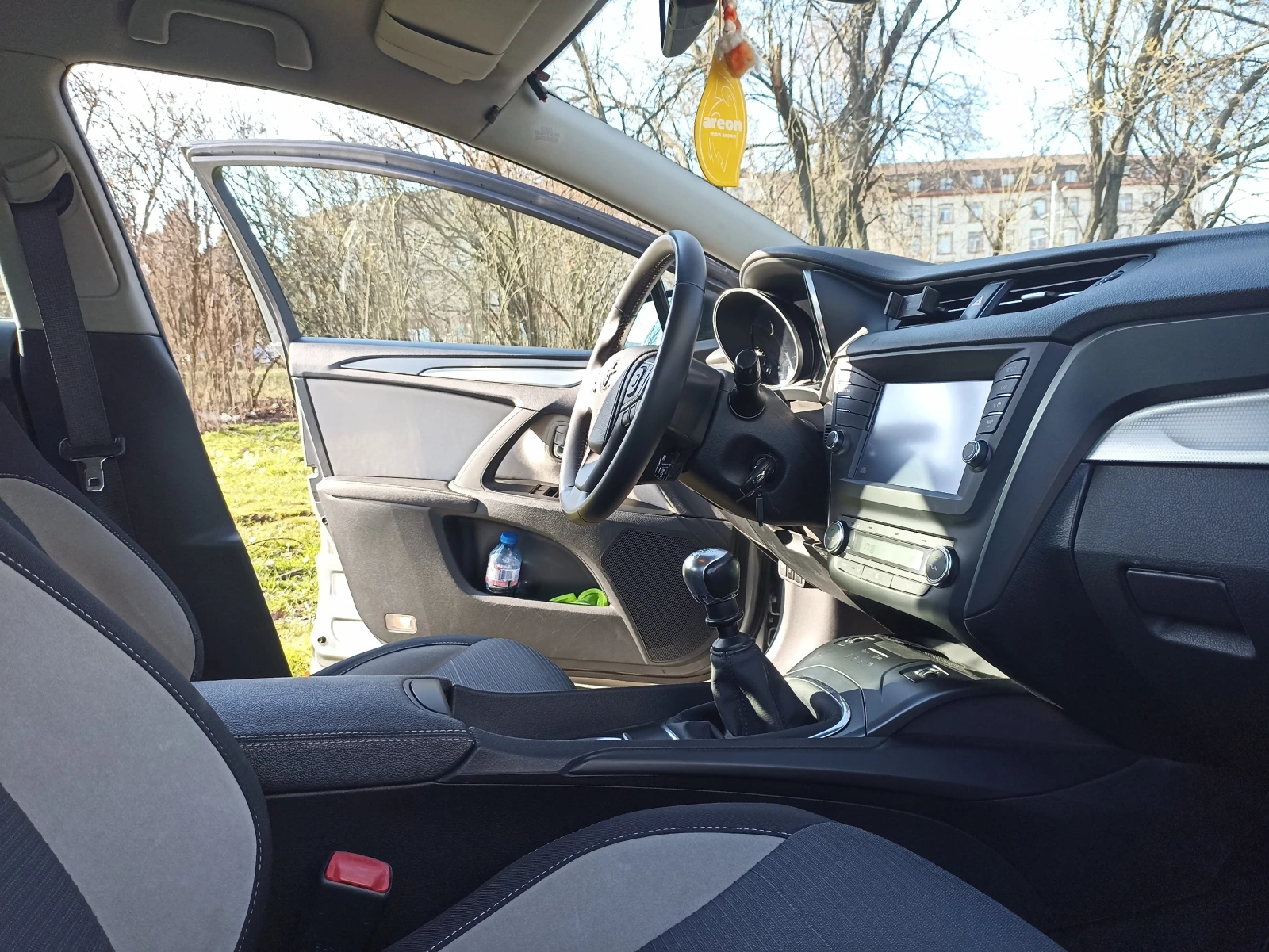Toyota Avensis Avensis III (facelift 2015), снимка 15 - Автомобили и джипове - 55103593