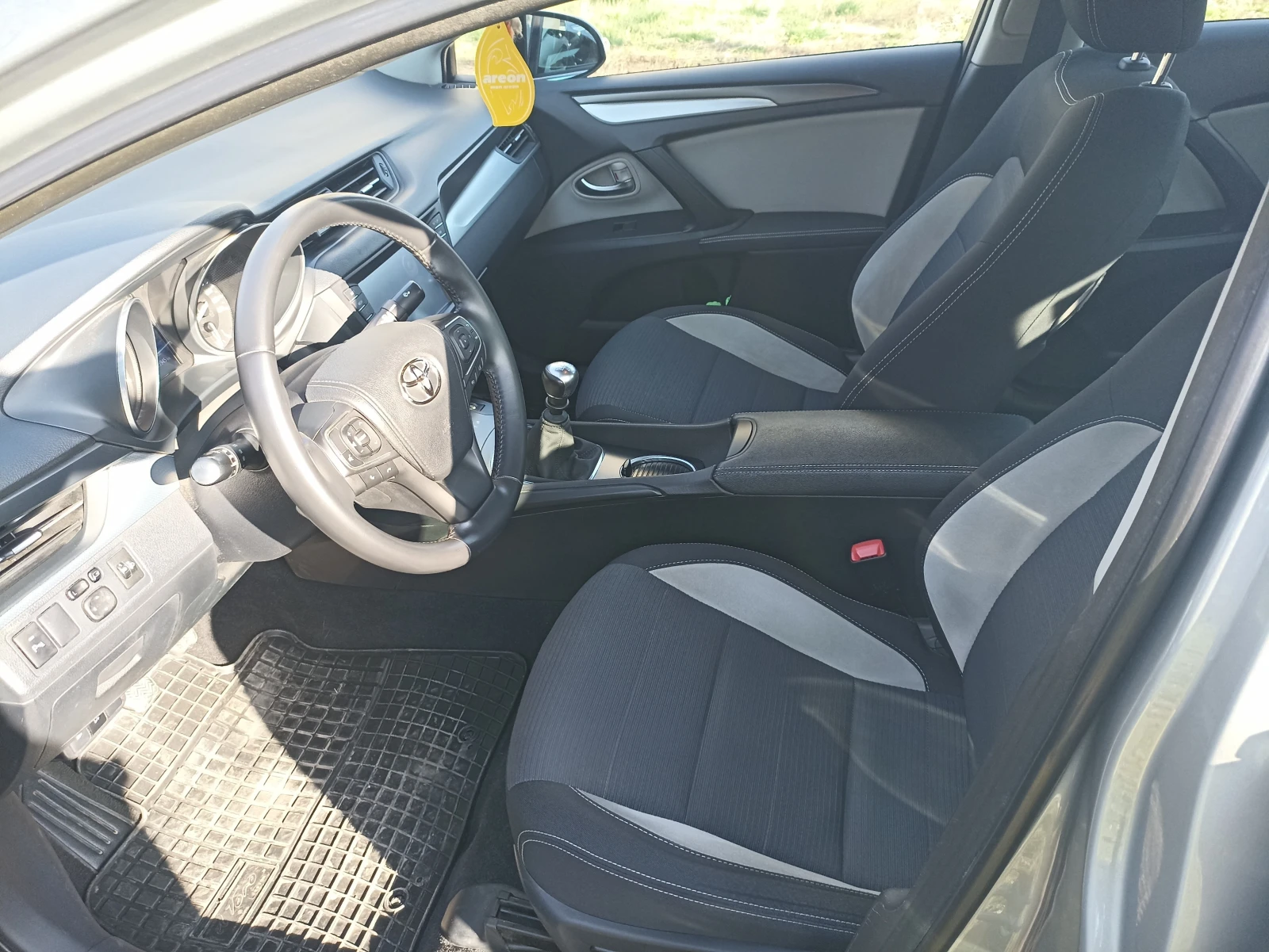 Toyota Avensis Avensis III (facelift 2015), снимка 12 - Автомобили и джипове - 55103593