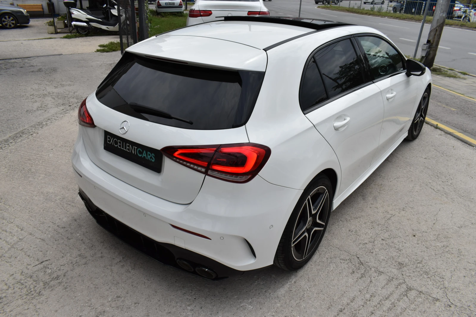 Mercedes-Benz A 220 AMG-LINE* 4MATIC* FULL-LED* CAMERA* PANORAMA, снимка 4 - Автомобили и джипове - 55413778