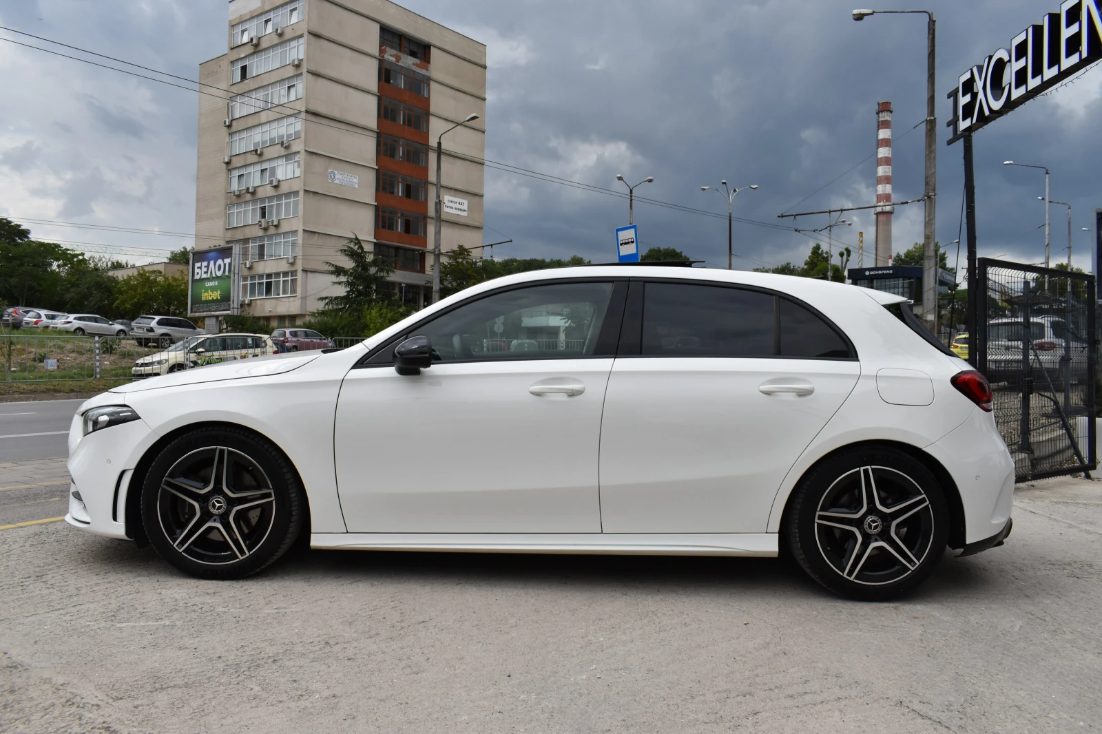 Mercedes-Benz A 220 AMG-LINE* 4MATIC* FULL-LED* CAMERA* PANORAMA, снимка 2 - Автомобили и джипове - 55413778