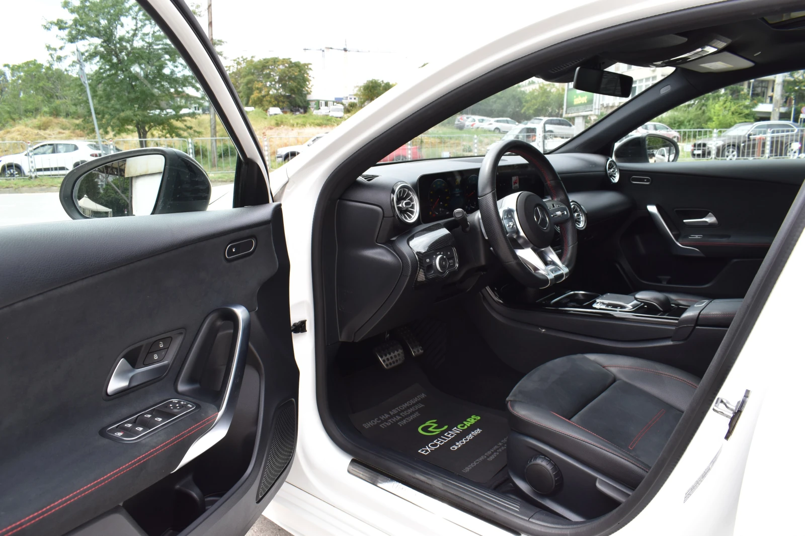 Mercedes-Benz A 220 AMG-LINE* 4MATIC* FULL-LED* CAMERA* PANORAMA, снимка 7 - Автомобили и джипове - 55413778