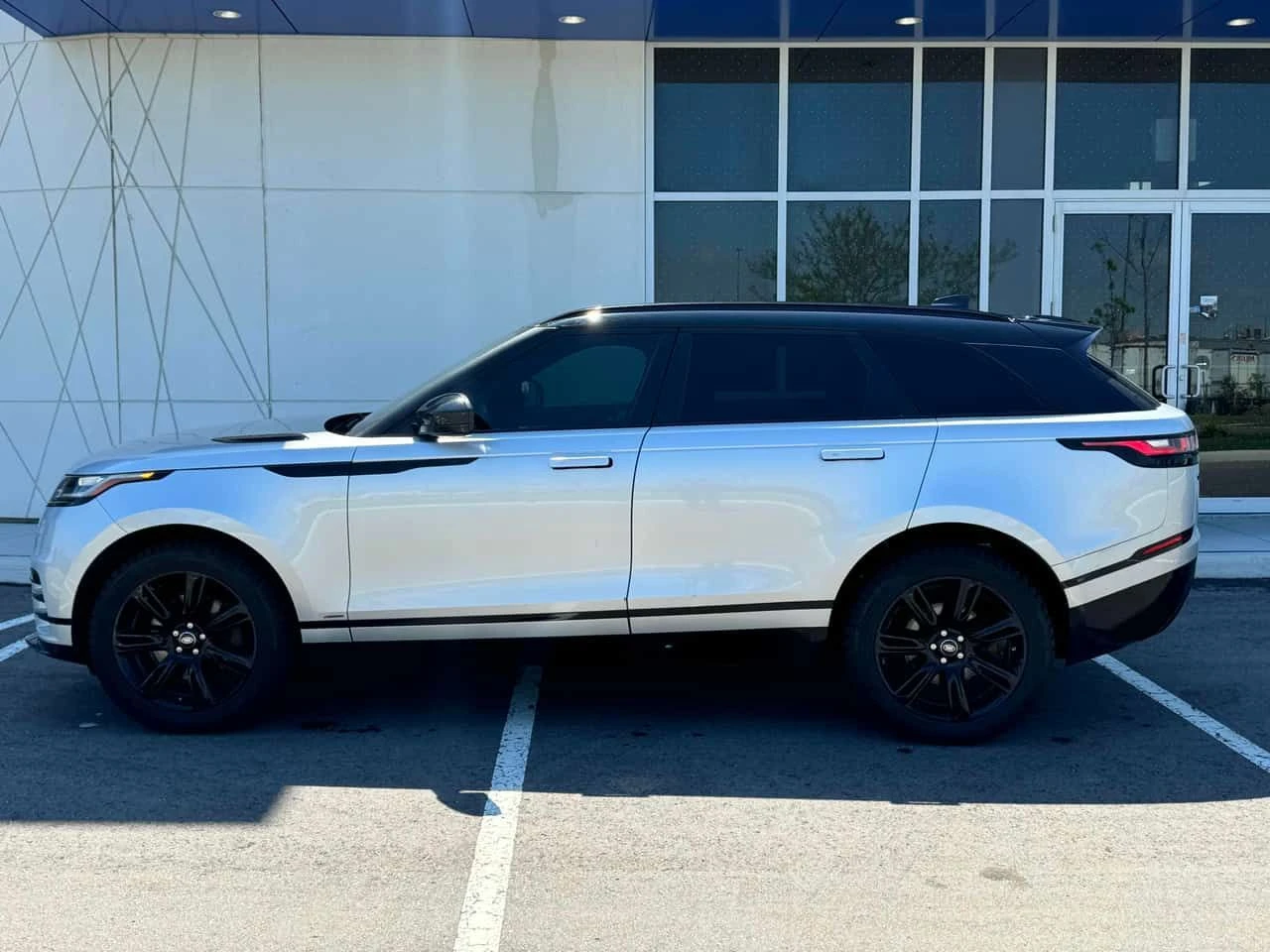 Land Rover Range Rover Velar * R Dynamic S * 2 КЛЮЧА * АВТОКРЕДИТ, снимка 2 - Автомобили и джипове - 54811837