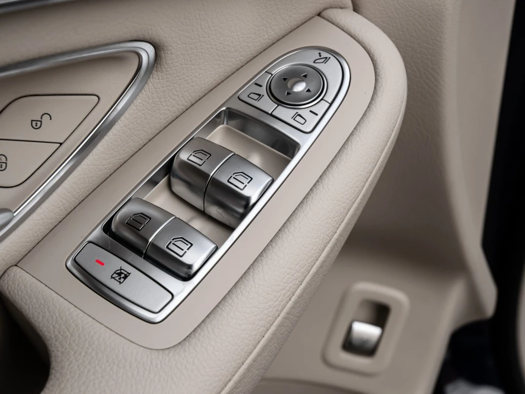 Mercedes-Benz GLC 300 4MATIC AMG Line, снимка 11 - Автомобили и джипове - 55875890