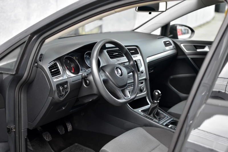 VW Golf 1.6 TDI, снимка 10 - Автомобили и джипове - 51203792