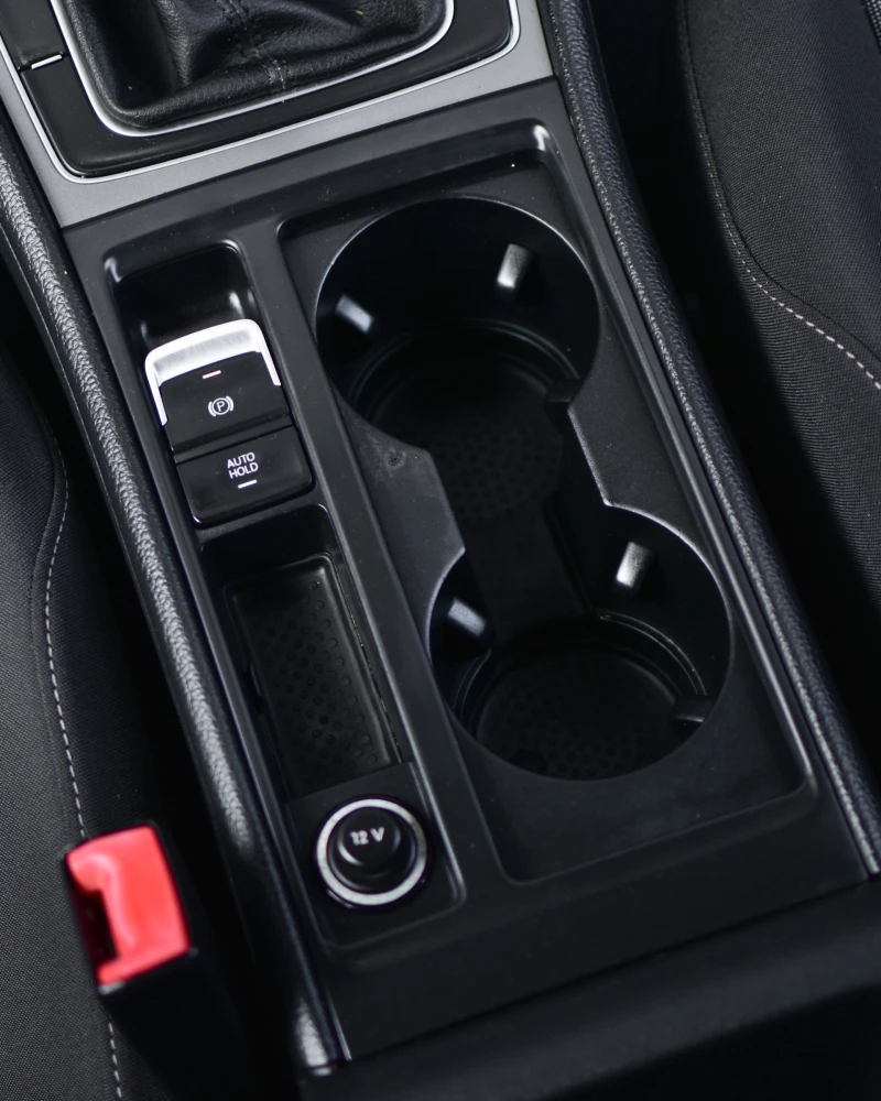 VW Golf 1.6 TDI, снимка 14 - Автомобили и джипове - 51203792