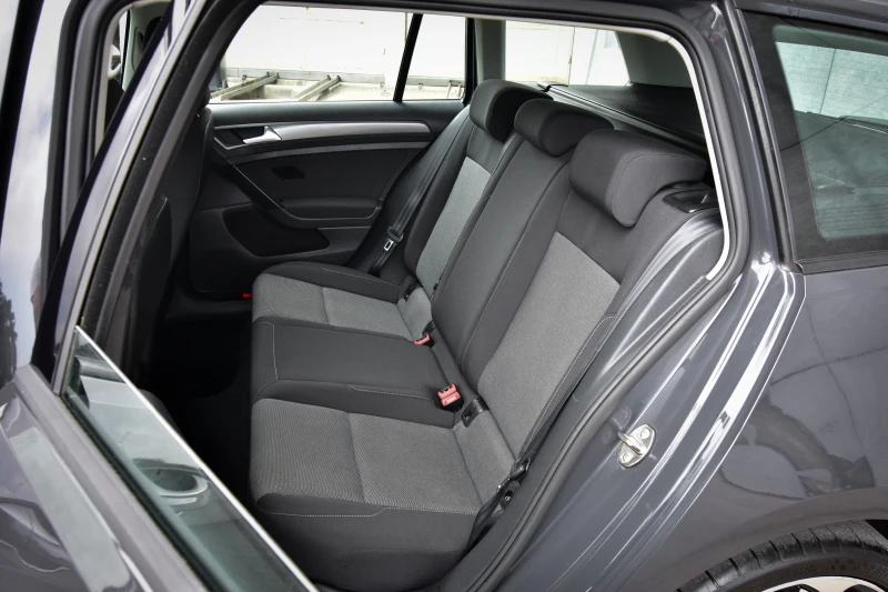 VW Golf 1.6 TDI, снимка 9 - Автомобили и джипове - 51203792