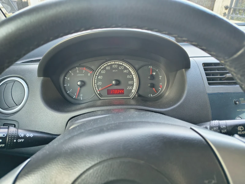 Suzuki Swift 1.3i. 2 dors, снимка 8 - Автомобили и джипове - 52713061