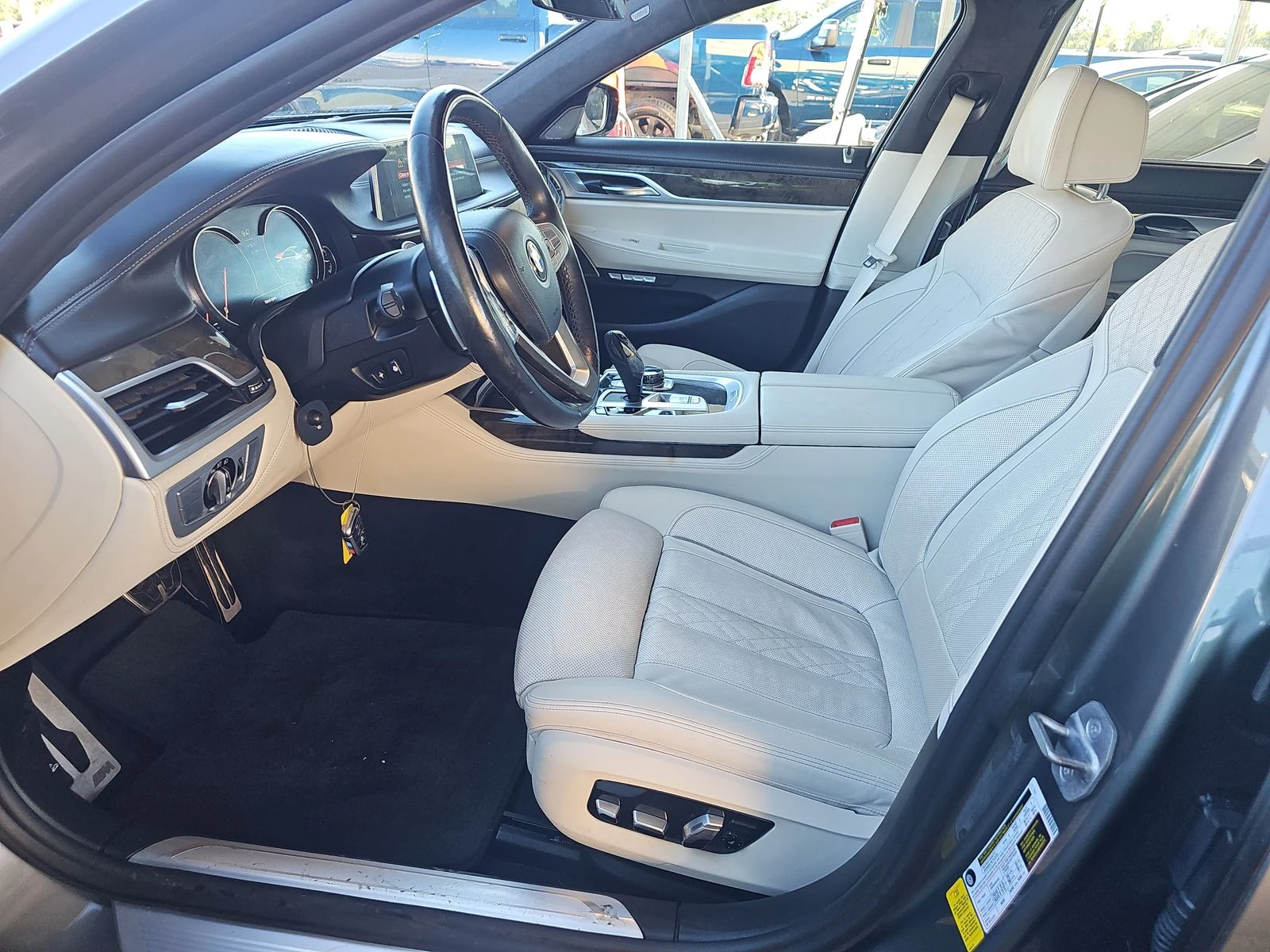 BMW 750 i ///M ФИКСИРАНА ЦЕНА! ОБДУХВАНЕ/МАСАЖ/HEAD-UP - изображение 8