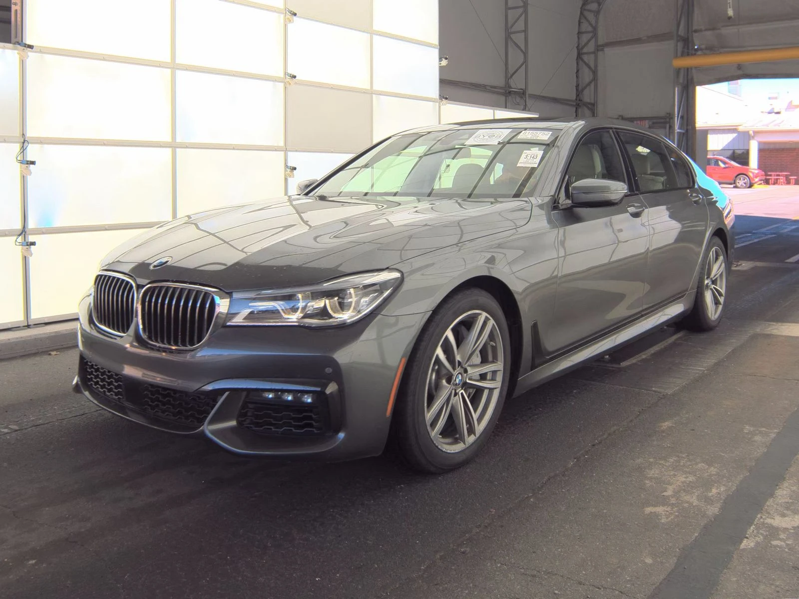 BMW 750 i ///M ФИКСИРАНА ЦЕНА! ОБДУХВАНЕ/МАСАЖ/HEAD-UP - изображение 3