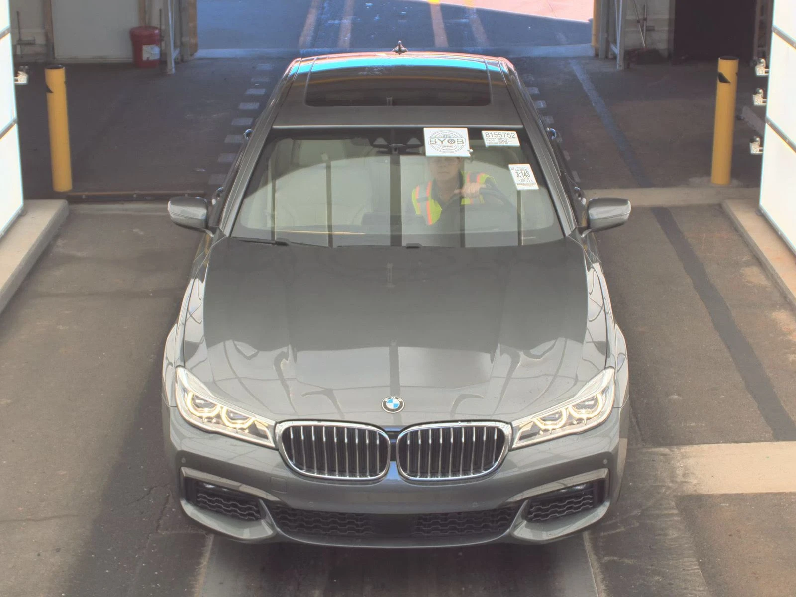 BMW 750 i ///M ФИКСИРАНА ЦЕНА! ОБДУХВАНЕ/МАСАЖ/HEAD-UP - изображение 2