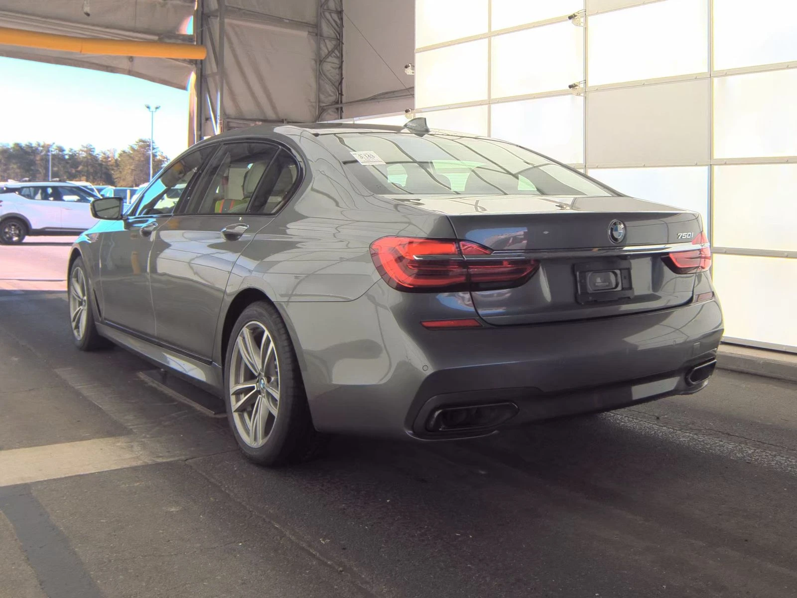 BMW 750 i ///M ФИКСИРАНА ЦЕНА! ОБДУХВАНЕ/МАСАЖ/HEAD-UP - изображение 4