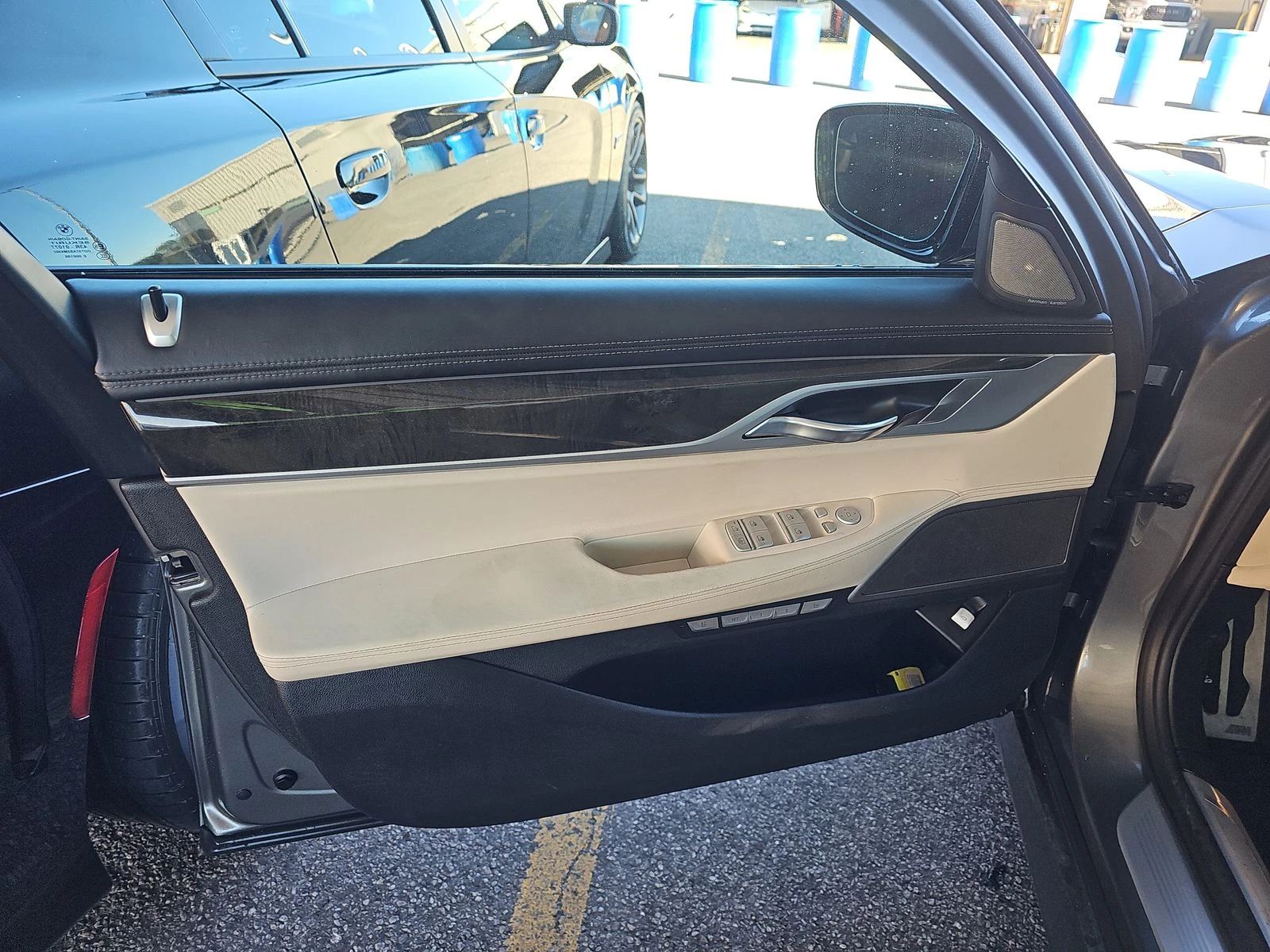 BMW 750 i ///M ФИКСИРАНА ЦЕНА! ОБДУХВАНЕ/МАСАЖ/HEAD-UP - изображение 7