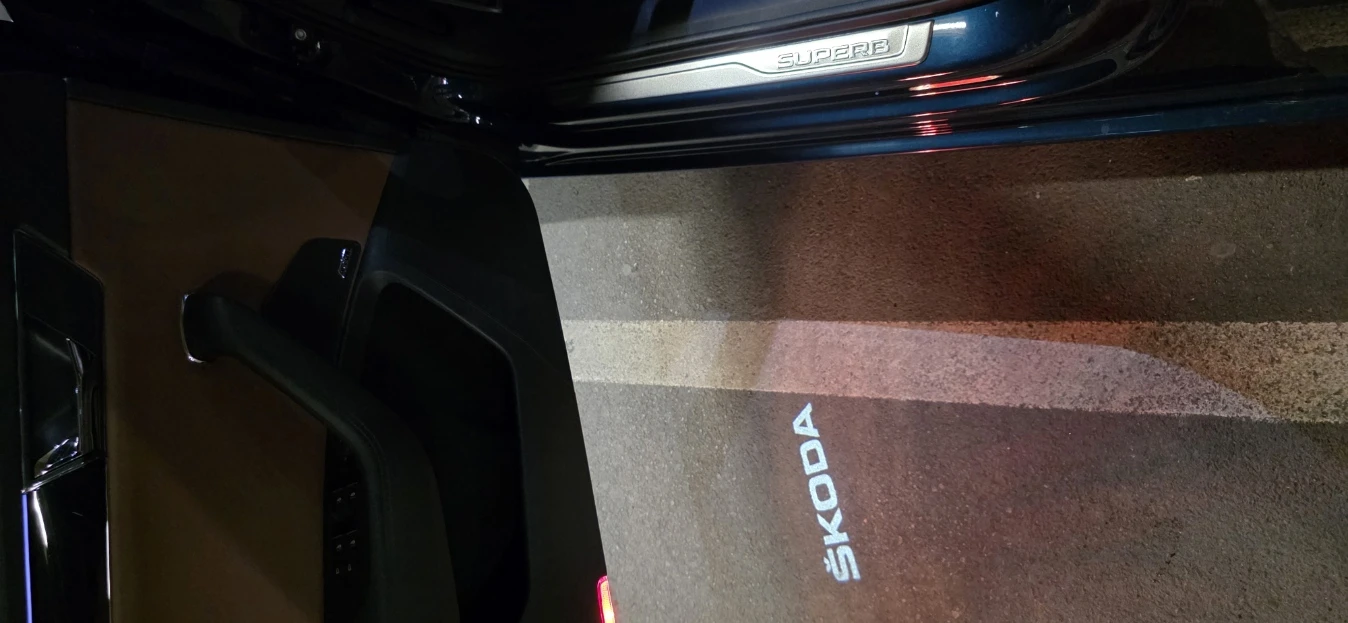 Skoda Superb 2.0 TDI, снимка 7 - Автомобили и джипове - 53880651