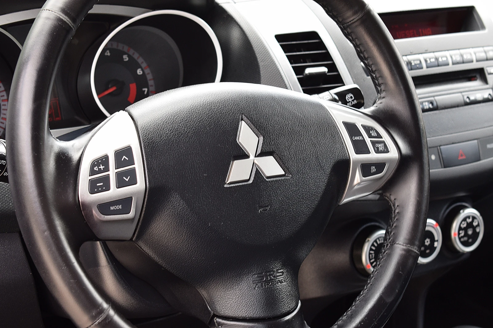 Mitsubishi Outlander 2.4ШВЕЙЦАРИЯ/4х4, снимка 11 - Автомобили и джипове - 55040004