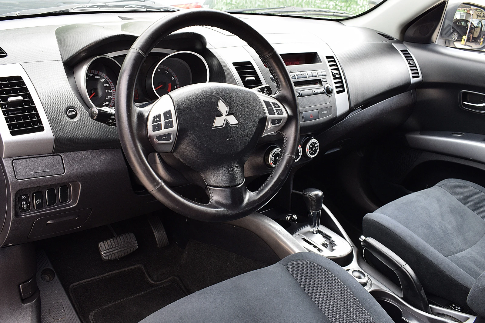 Mitsubishi Outlander 2.4ШВЕЙЦАРИЯ/4х4, снимка 9 - Автомобили и джипове - 55040004